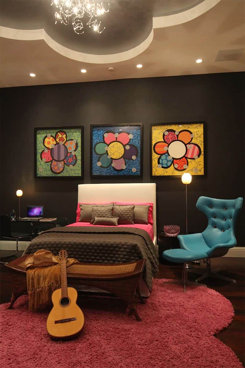 Cores que combinam com preto; preto com objetos coloridos na decoração
