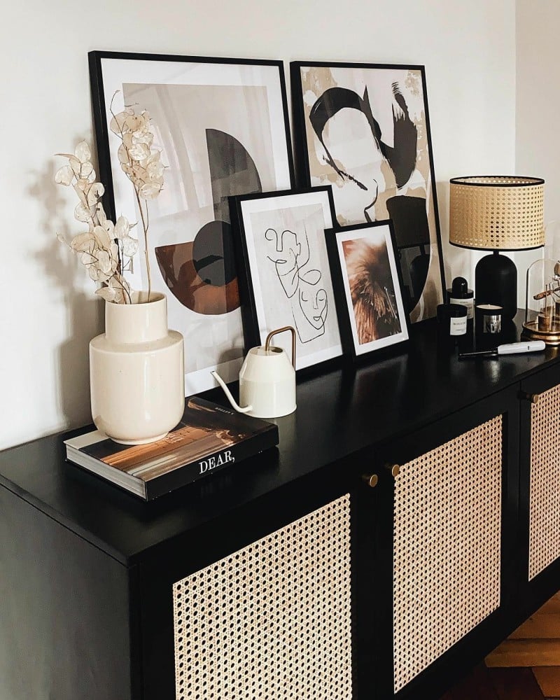 Preto com tons amadeirados na decoração
