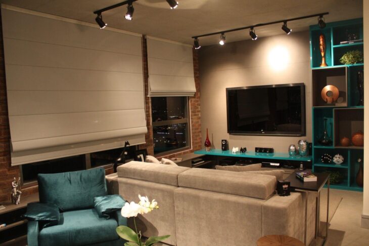 Como decorar uma sala pequena com cortinas e luminárias