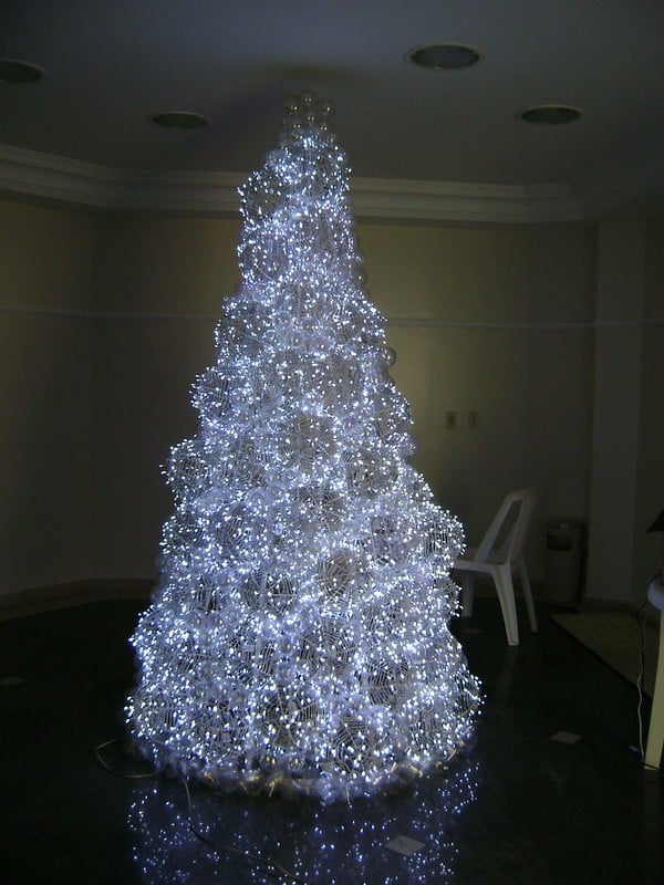 árvore de natal feita com garrafas pet e luzes de led