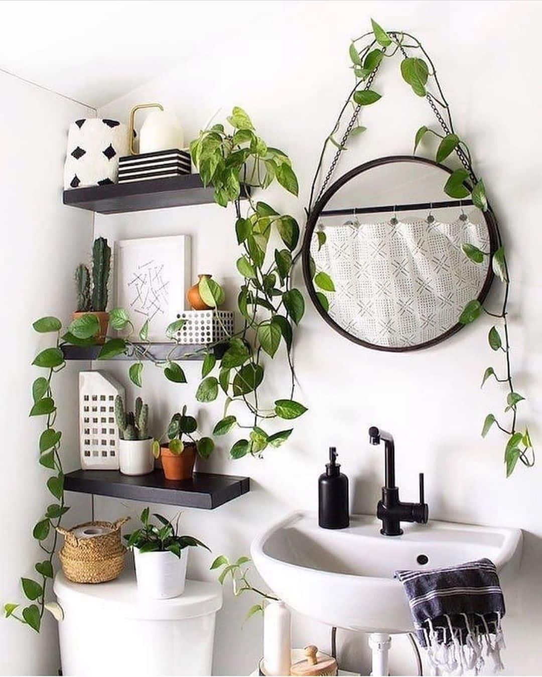 banheiro pequeno e bonito decorado com planta