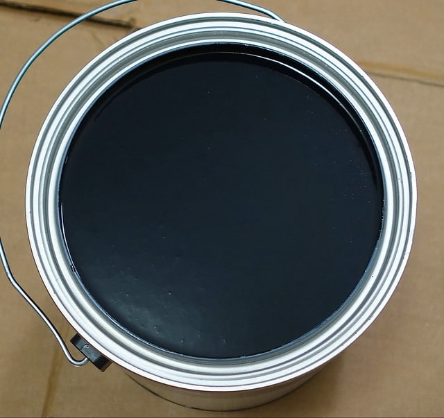 Como escolher tinta, lata cheia de tinta
