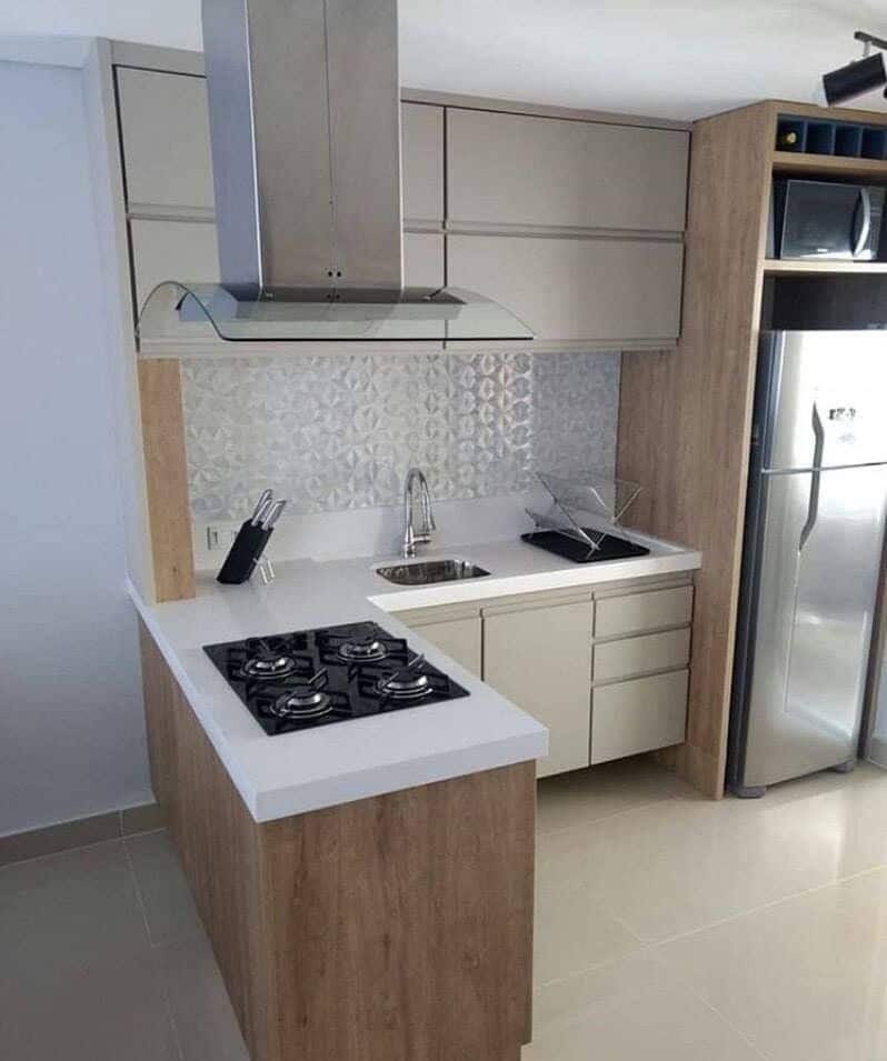 Cozinha compacta com pia, cooktop e coifa