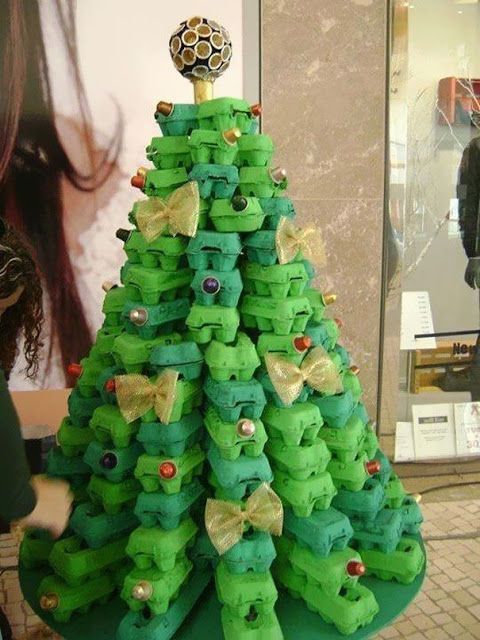 Decoração de Natal gastando pouco, árvore com caixas de ovos