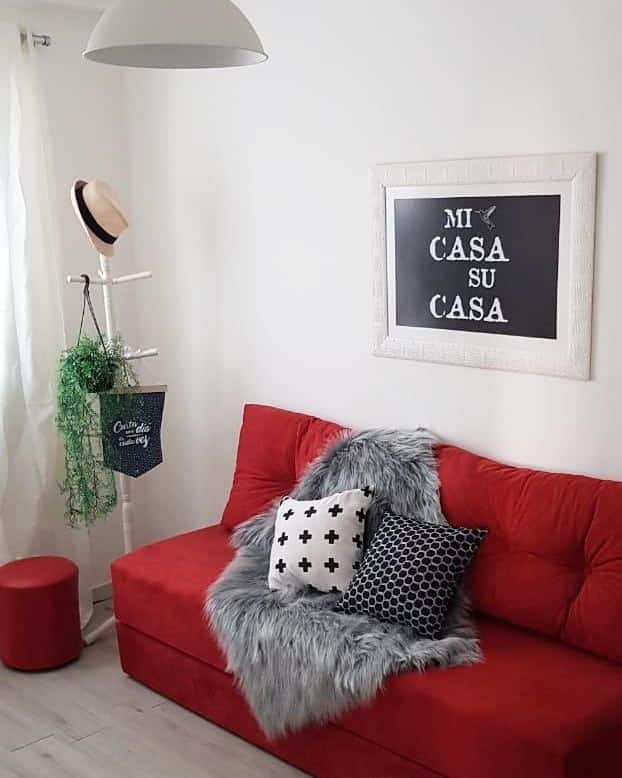 Decorar salas pequenas, sofá vermelho