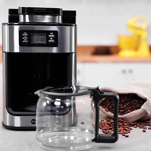 Equipamentos elétricos na cozinha, cafeteira elétrica