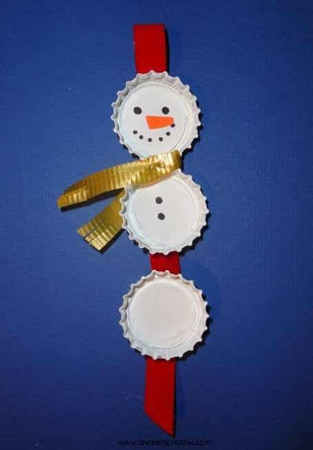Faça você mesmo seus enfeites de Natal. boneco de tampinhas