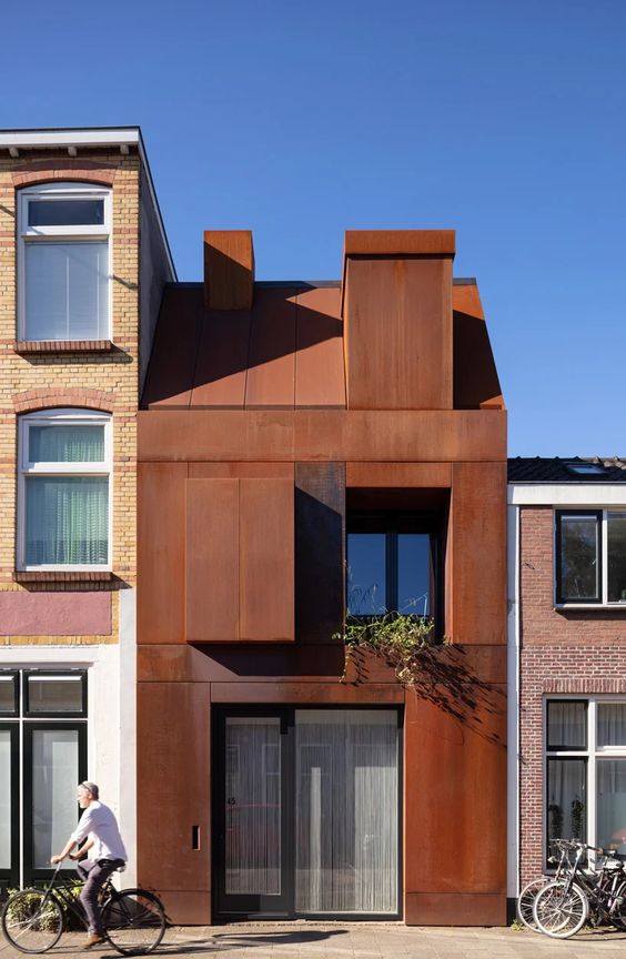 Minimalismo na fachada de aço corten 
