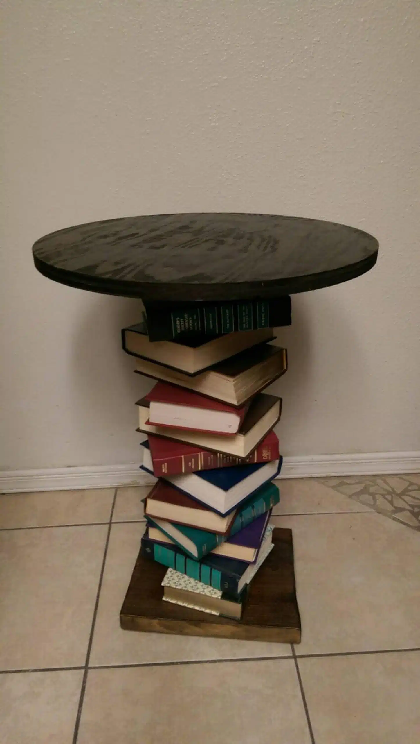 Mesa com pés de livros