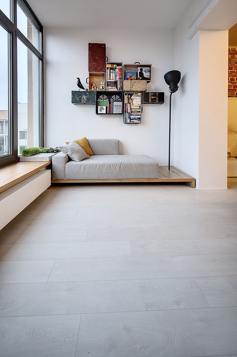 Minimalismo na decoração, sala e sofá de canto