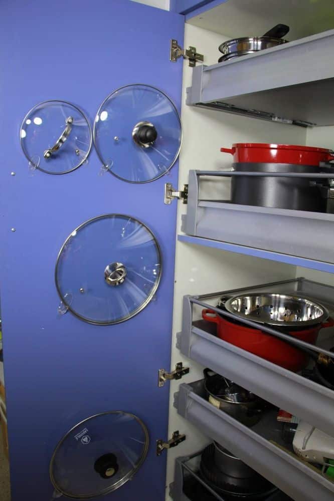 Organizar a casa, tampas de panela na porta do armário