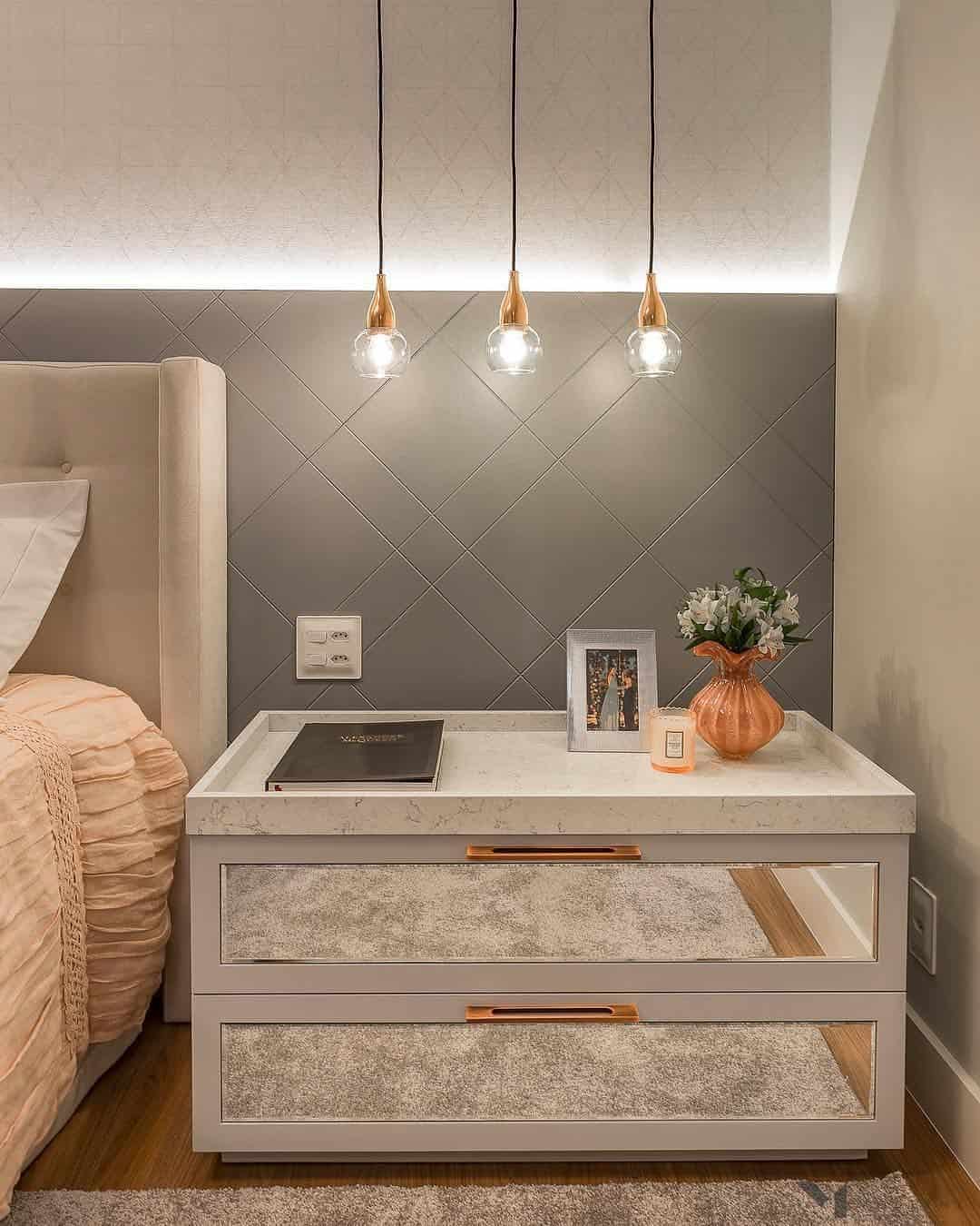 Quarto cinza com decoração em cobre