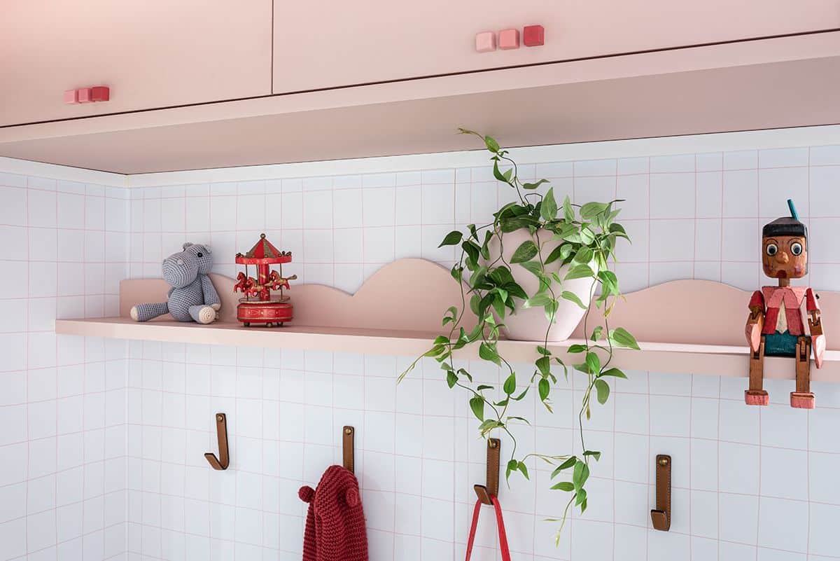 Quarto infantil, planta jiboia