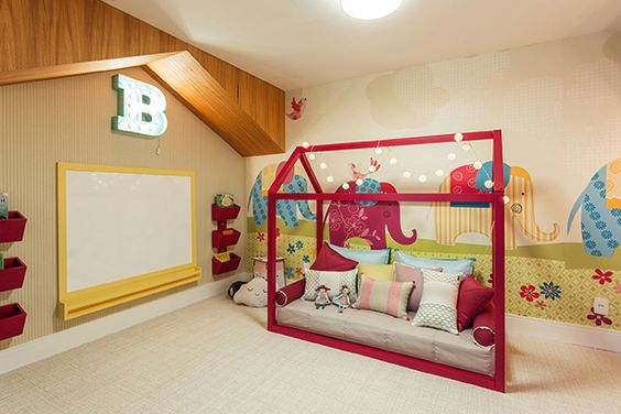 Quarto montessoriano, cama vermelha