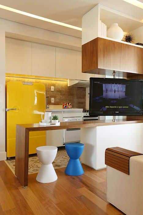 Sala e cozinha conjugadas, móveis compactos e banquetas