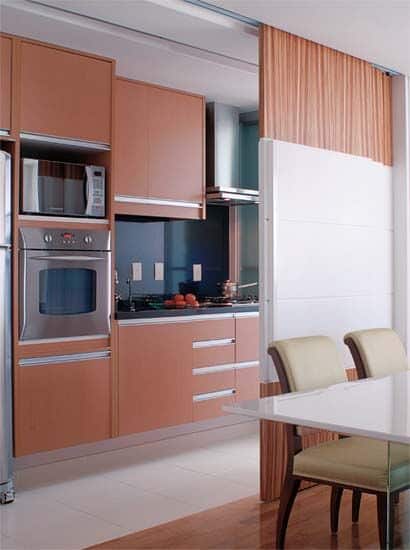 Sala e cozinha conjugadas, porta de correr divisória